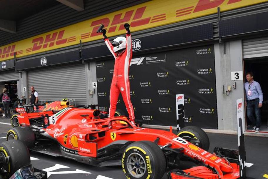 Vettel in trionfo all’arrivo:  il suo quinto successo stagionale, terzo in carriera a Spa. Afp